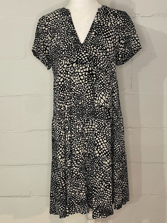 Anthropologie Dresses & Skirts - Anthropologie Black and White V-Neck Short Sleeve Mini Dress